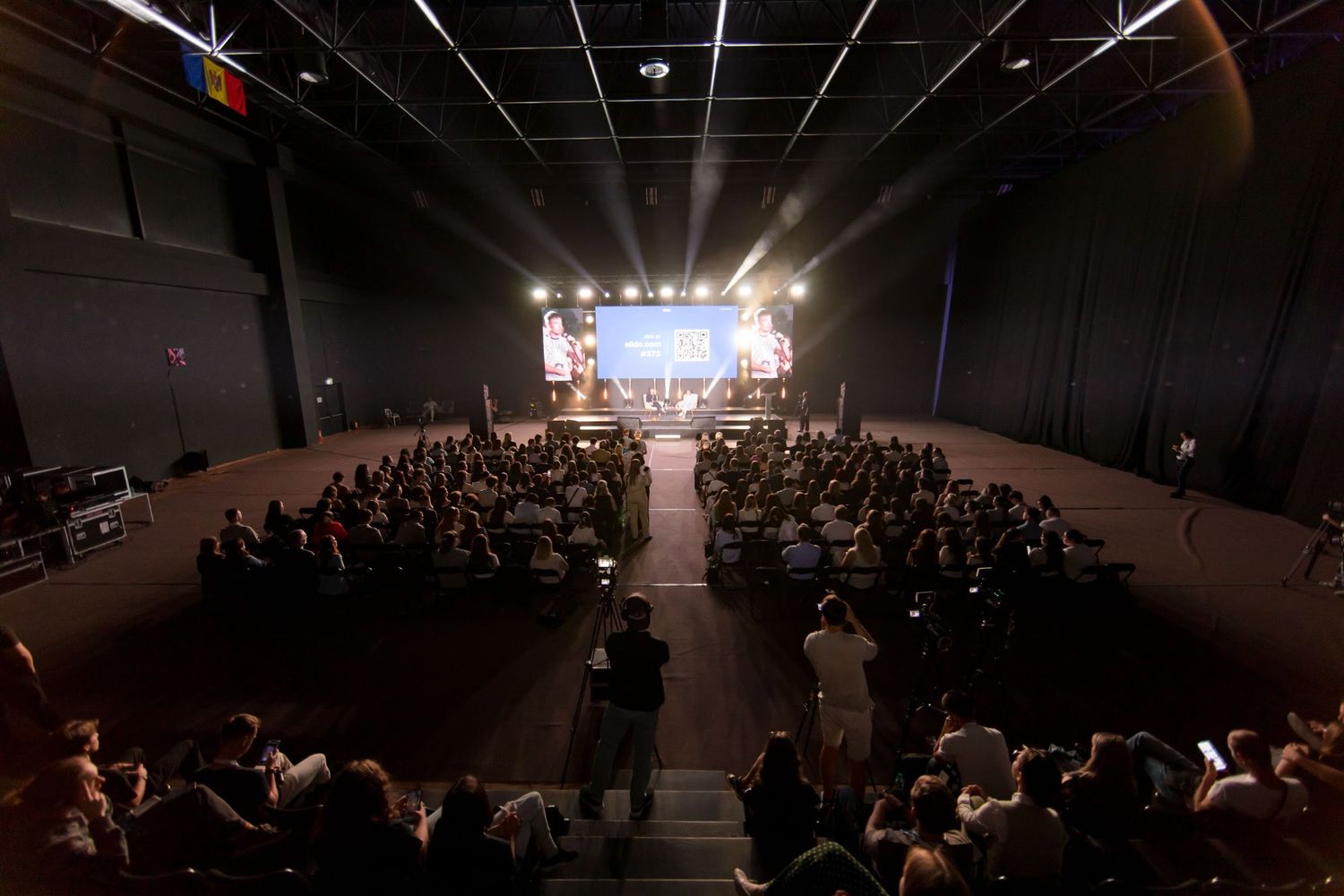 youth-forum-chisinau-arena-scena-sunet-lumini-nova-event