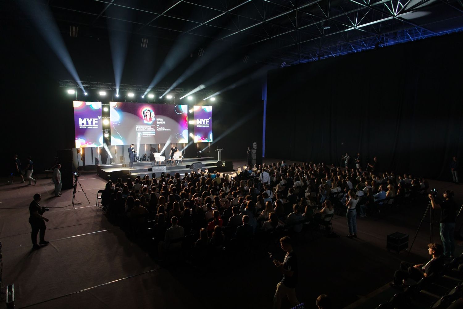 youth-forum-chisinau-arena-scena-sunet-lumini-nova-event