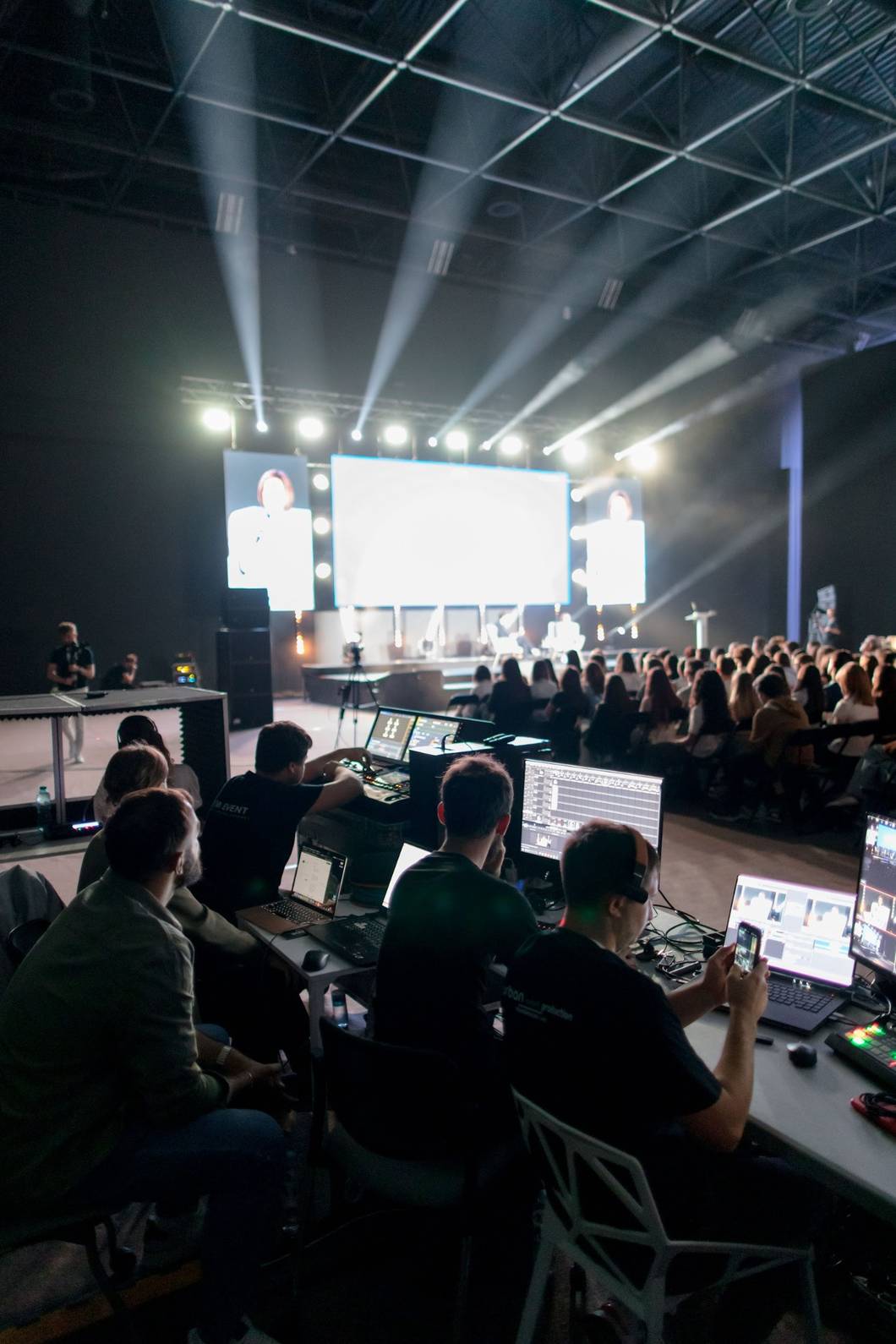 youth-forum-chisinau-arena-scena-sunet-lumini-nova-event
