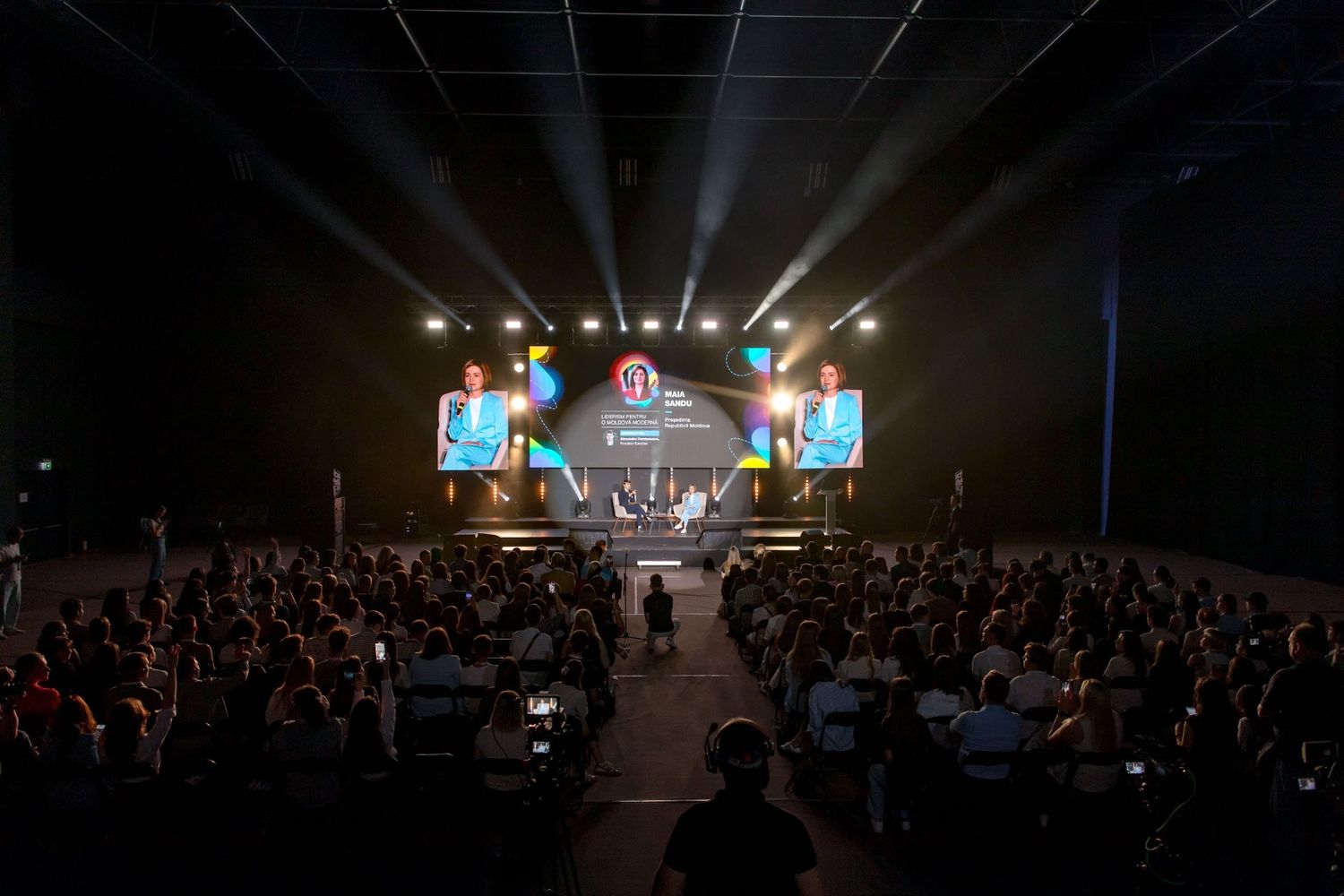 youth-forum-chisinau-arena-scena-sunet-lumini-nova-event
